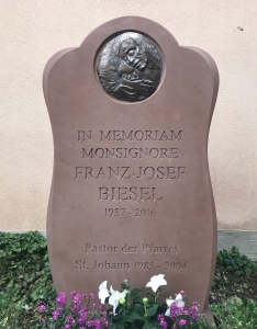 Gedenkstein für Monsignore Franz-Josef Biesel (von 1984 bis 2004 Pastor in St. Johann) mit Medaillon von Ernst Alt. 